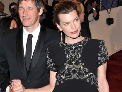 Milla Jovovich zeigte sich verliebt mit Paul Anderson auf dem Mode-Event der Superlative