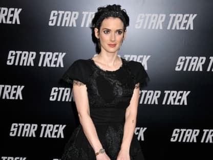 Winona Ryder kam im kleinen Schwarzen