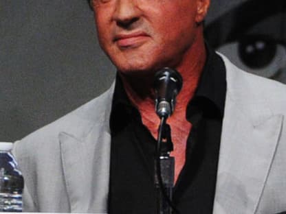 Hollywood-Star Sylvester Stallone hört sich die Fragen der Journalisten und Fans an