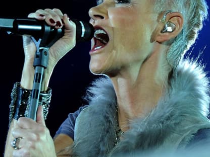 Marie Frederiksson vom Pop-Duo Roxette sang vor dem Kampf in den Lanxess Arena in Köln ...