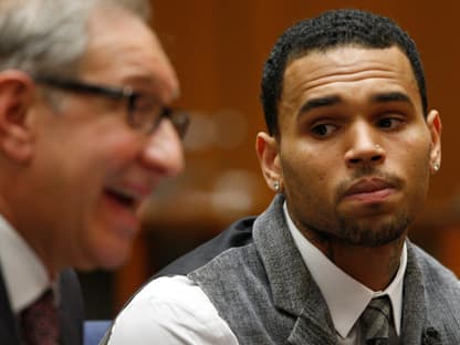 Zeigt Chris Brown Reue? Er wurde zu fünf Jahren Freiheitsstrafe auf Bewährung verurteilt,  außerdem musste er an einem Anti-Aggressionsprogramm teilnehmen und 190  Sozialstunden ableisten. Zudem durfte er keinen  Kontakt zu seiner Ex-Freundin aufnehmen und sich ihr bis auf höchstens  45 Meter nähern