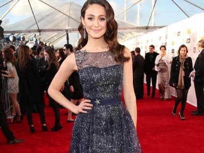 Designerin Carolina Herrera holte für Schauspielerin Emmy Rossum die Sterne vom Himmel und schneiderte ihr diesen Traum aus besticktem Tüll auf den Leib. OK!-Redakteurin Jennifer: „Blau ist das neue Schwarz! Statt im schwarzen All­over-Look Tristesse zu verbreiten, greifen die Stars jetzt lieber zu Royal Blue.“