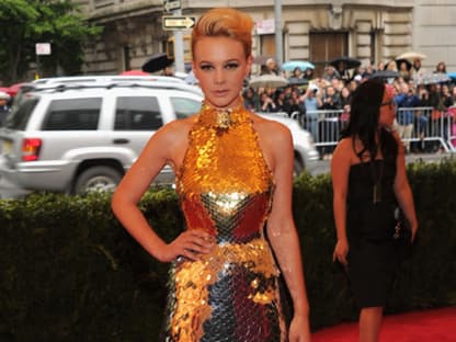 Carey Mulligan erstrahlt im goldenen Paillettenkleid