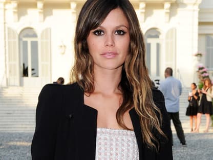 Rachel Bilson machte eine gute Figur. Vor dem imposanten Hintergrund posierte die Schauspielerin für die Fotografen