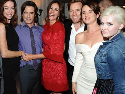 In der dramatischen Komödie sind auch Julianne Nicholson, Ewan McGregor, Juliette Lewis, Abigail Breslin und Dermot Mulroney zu sehen. Auch sie feierten ausgelassenen bei der Party im Soho House Toronto. Ein eingeschweißtes Team!