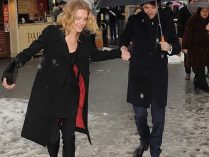 Das Schmuddelwetter macht auch vor der Fashion-Metropole nicht Halt. Natalia Vodianova und Ehemann Antoine Arnault haben ganz schön mit dem Matsch zu kämpfen