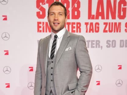 Hollywood-Schnuckel Jai Courtney spielt Willis' Sohn im Film