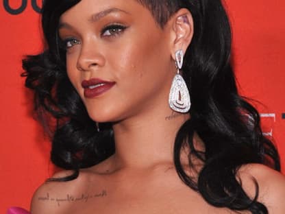 Enfant Terrible der Popszene Rihanna fällt gerne auf. Mit dieser Lippenfarbe trifft sie mal wieder voll ins Schwarze.