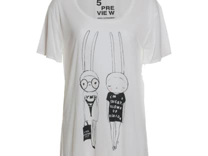 9. August 2012: Zwei Fashion-Bunnys unter sich: witziges Print-Shirt von 5preview über antecedens.de, ca. 80 Euro