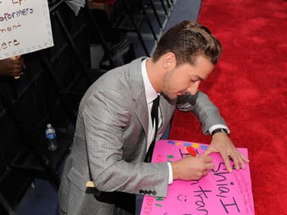 Und Shia LaBeouf und co. gaben gerne ganz viele Autogramme