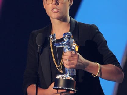 Im Streber-Look nahm Justin Bieber einen Award in der Kategorie "Bestes Video des Jahres" entgegen