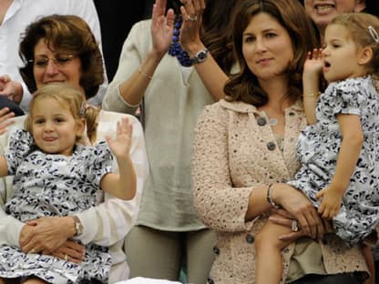 Niedlich: Pünktlich zur Siegerehrung durften die dreijährigen Zwillingstöchter von Federer, Charlene Riva und Myla Rose, gemeinsam mit Mama Mirka auf die Tribüne