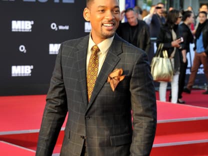 Über so viel Freizügigkeit auf dem Roten Teppich wunderte sich Hollywood-Star Will Smith und schaute gleich zwei Mail hin