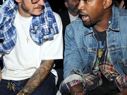 Kanye West und Starfotograf Terry Richardson im Männerplausch. Ob es wohl um die ersten Bilder von Tochter North West ging?