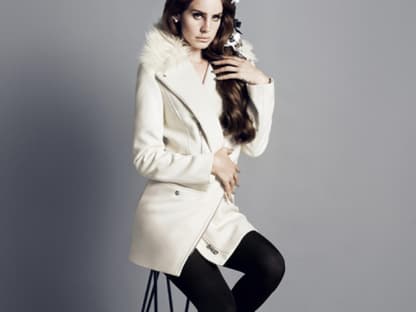 Die 26-jährige Sängerin Lana Del Rey spielt in der aktuellen Werbekampagne für H&M Model und präsentiert die neue Wintermode