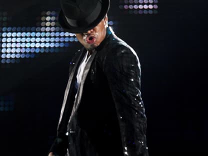 Ne-Yo in cooler Michael Jackson-Pose