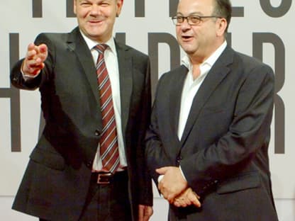 Olaf Scholz (l.), Erster Bürgermeister Hamburgs, und Festivalleiter Albert Wiederspiel kamen zur Eröffnung im Cinemaxx Hamburg