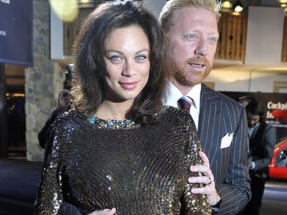 Zärtlich umfasst Boris Becker den Babybauch seiner Frau Lilly