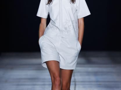 Weiße Playsuits spielen auch in der Sommerkollektion von T by Alexander Wang die Hauptrolle.