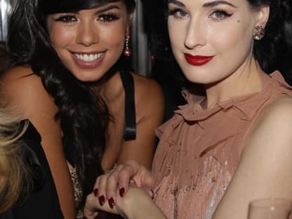 Hübsches Erinnerungsfoto: Fernanda Brandao mit Dita von Teese﻿