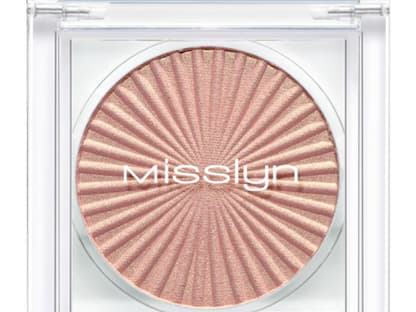 Kylies zarter Nude-Eyeshadow passt perfekt zur Rouge- und Lipglossfarbe."Future Glam Eyeshadow" von Misslyn, ca. 6 Euro