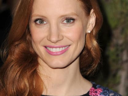 Wow! Dieses Make-up von Jessica Chastain erinnert uns an den Frühling, auf den wir schon sehnlichst warten. Rosa, Apricot und Kupfer, die Schauspielerin hat für ihren Look frische Farbtöne verwendet. Wie Sie den einfach nachstylen können, sehen Sie in dieser Fotostrecke …