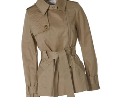 Diese Accessoires machen den Boot-Cut-Look perfekt: Trench mit Bindegürtel von Selected, ca. 130 Euro