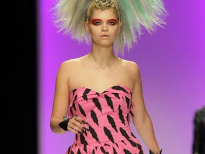 Fashion meets "The Flinstones": Pixie Geldof läuft mit tupierten Haaren über den Catwalk. Ob das der neue Trend für 2010 wird? Zumindest, wenn es nach dem Designer Jeremy Scott geht ...