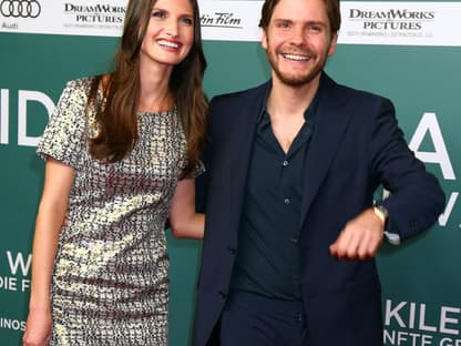 Daniel Brühl legte mit seiner Freundin einen Lächel-Marathon für die Fotografen hin