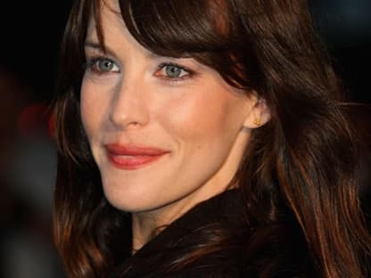 "Meine schönsten Abende verbringe ich mit einer großen Tüte Popcorn vor dem Fernseher", verrät die Mutter von Milo, 4. Und tagsüber trifft man liv Tyler auf dem Farmer`s Market in L.A.