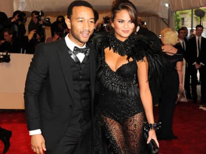 Sänger John Legend hielt seine hübsche Freundin Christine Teigen fest im Arm