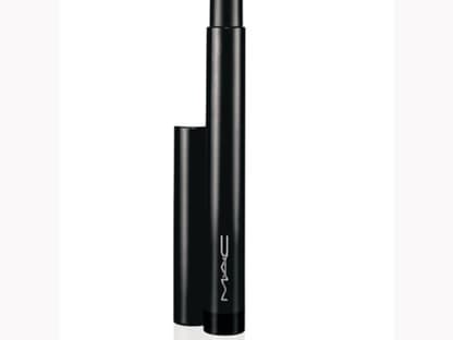 Jetzt noch einen Lidstrich mit´  schwarzem Fluid-Liner ziehen.´  "Marilyn Monroe Penultimate Eyeliner - Rapidblack 300" von Mac, ca. 20 Euro