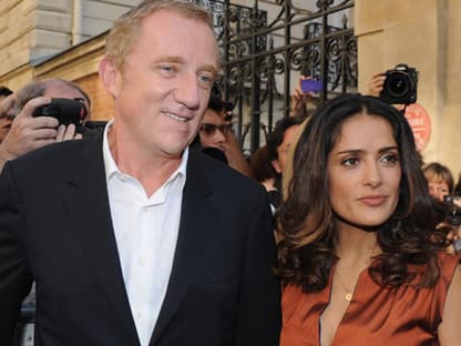 Die derzeit heißeste Modemetropole? Paris! Denn dort findet momentan die Fashion Week statt, die auch viele heiße VIPs anzieht. Unter anderem an der Seine dabei: Salma Hayek und ihr Partner Francois Henri Pinault