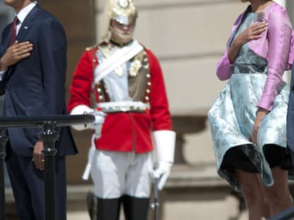 Bei einem der vielen Empfänge musste Michelle Obama sichtlich mit dem Wind kämpfen