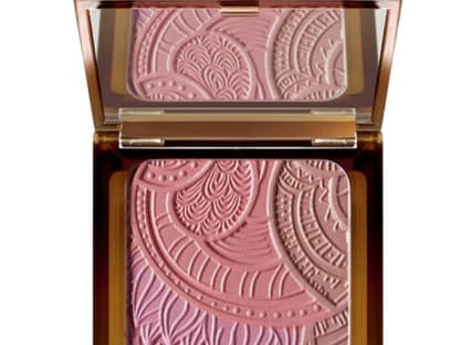 Für eine rosige Wangenfarbe verwendet das Topmodel ein Rouge. Zum Beispiel den "Bronzing Glow Blusher" von Artdeco, ca. 20 Euro