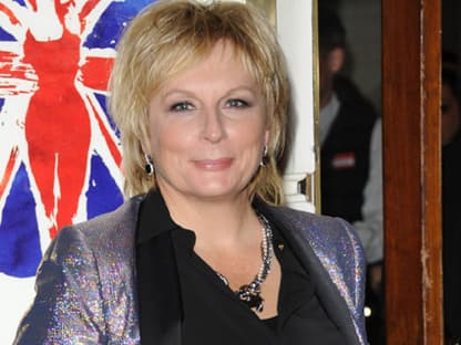 Jennifer Saunders ist eine britische Comedienne, Schauspielerin und Drehbuchautorin und feierte ebenfalls in London mit