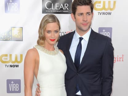 John Krasinski und Emily Blunt, die sich eine elegante Wasserwelle frisierte. Dazu knallrote Lippen und die weiße Robe von Miu Miu - perfekt!