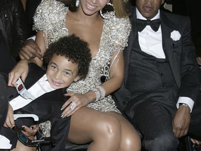 Beyoncé mit ihrem Neffen Julez Knowles und Ehemann Jay-Z. Dass die beiden mit Kindern umgehen können, ist kein Geheimnis