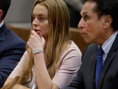 Ihr Rechtsanwalt Mark Heller kann auch nichts mehr retten. Lindsay Lohan wird von dem Richter in Los Angeles zum Entzug verurteilt. Sie gab zu eine Falschaussage bei der Polizei gemacht zu haben