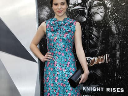 Wer schon jetzt den Frühling einläuten möchte, macht es wie Nachwuchstalent Hailee Steinfeld auf der Premiere von "The Dark Knight Rises" in New York, die ein glänzendes Blumenkleid aus der Kollektion von Marc Jacobs trug.