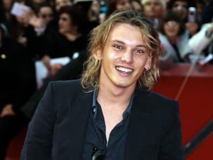 Mädchenschwarm Jamie Campbell Bower löst bei den anwesenden Fans Kreischalarm aus