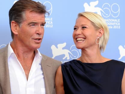 Pierce Brosnan and Trine Dyrholm gutgelaunt beim Fototermin von "Love is all you need"