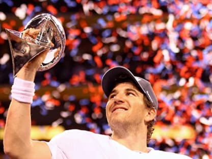 Eli Manning, der Qaurterback der New York Giants hält die Trophäe hoch!