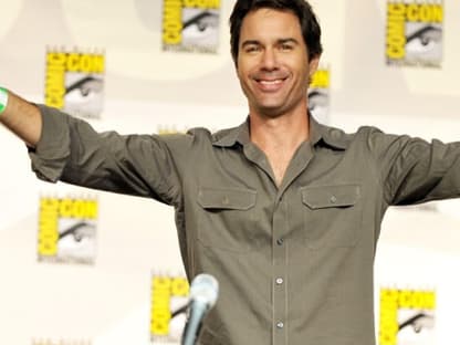 Schaut her, scheint sich Eric McCormack zu denken. Er war für seinen neuen Film "Alien Trespass" gekommen