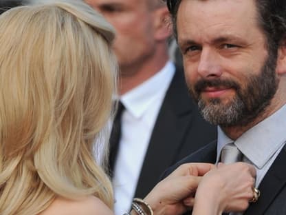 Schauspielerin Rachel McAdams richtete ihrem Kollegen und Freund Michael Sheen die Krawatte, bevor es zu den Fotografen ging