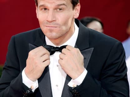 Letzte Handgriffe: Schauspieler David Boreanaz zupft sich die Fliege zurecht, damit das Outfit auch perfekt sitzt