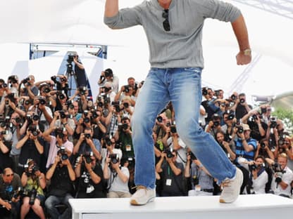 Den wartenden Fotografen zeigte sich der Schauspieler allerbester Launeï»¿. Beim Photocall ließ er sogar seine Muskeln spielen