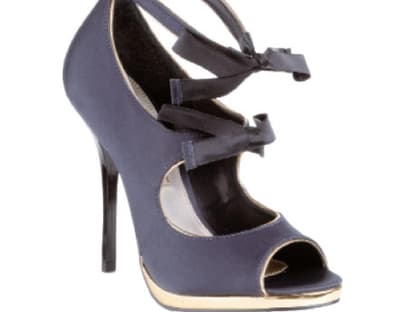 Glamour: Satin-Peep-Toes mit Schleifen von Buffalo, ca. 120 Euro