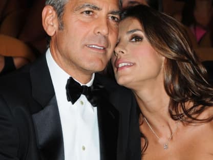 George Clooney turtelt mit Elisabetta Canalis bei der Premiere seines neuen Films "Men Who Stare at Goats"