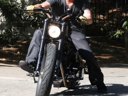 Brad Pitt fährt gemütlich mit seinem Motorrad durch Los Angeles